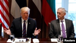 Menteri Pertahanan AS James Mattis mendampingi Presiden Donald Trump berbicara dalam sebuah pertemuan di Gedung Putih, di Washington, 3 April 2018.