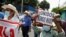 Salvadoreños protestan contra proyectos del Gobierno en San Salvador el 3 de septiembre de 2021.