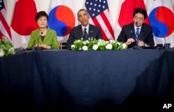 President Barack Obama, Japanese Prime Minister Shinzo Abe, and South Korean President Park Geun-hye, participate in a trilateral meeting at the US Ambassador's Residence in the Hague, March 25, 2014.