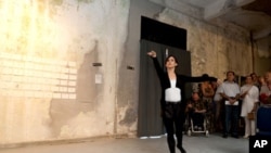 'As loose as anything.' Performance by Ryan Gander during the
opening of Manifesta 8. Curated by ACAF for Manifesta 8. Copyright: © Ilya Rabinovich