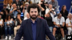 Sutradara Saeed Roustayi saat menghadiri Festival Film Cannes ke-75 di selatan Prancis, 26 Mei 2022. (Foto: Daniel Cole/AP)