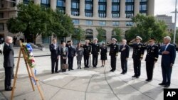 Secretary of Defense, Chuck Hagel (R), Gen. Martin E. Dempsey, Chairman of the Joint Chiefs of Staff, Adm. Jonathan Greenert, Chief of Naval Operations, Ray Mabus, Secretary of the Navy, and Adm. James A. Winnefeld Jr., Vice Chairman of the Joint Chiefs of Staff, render honors during a wreath laying ceremony at the U.S. Navy Memorial in Washington, D.C., Sept. 17, 2013.