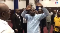 Senator Printemps Belizaire (blue shirt) tells VOA Creole the session is delayed but will happen. (Photo: Renan Toussaint)