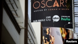 লস অ্যাঞ্জেলেসের হলিউড বুলেভার সড়কে ৯৭তম অ্যাকাডেমি অ্যাওয়ার্ডস অনুষ্ঠানের একটি বিলবোর্ড।