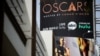 Cartaz sobre a transmissão dos Óscares em Hollywood Boulevard.