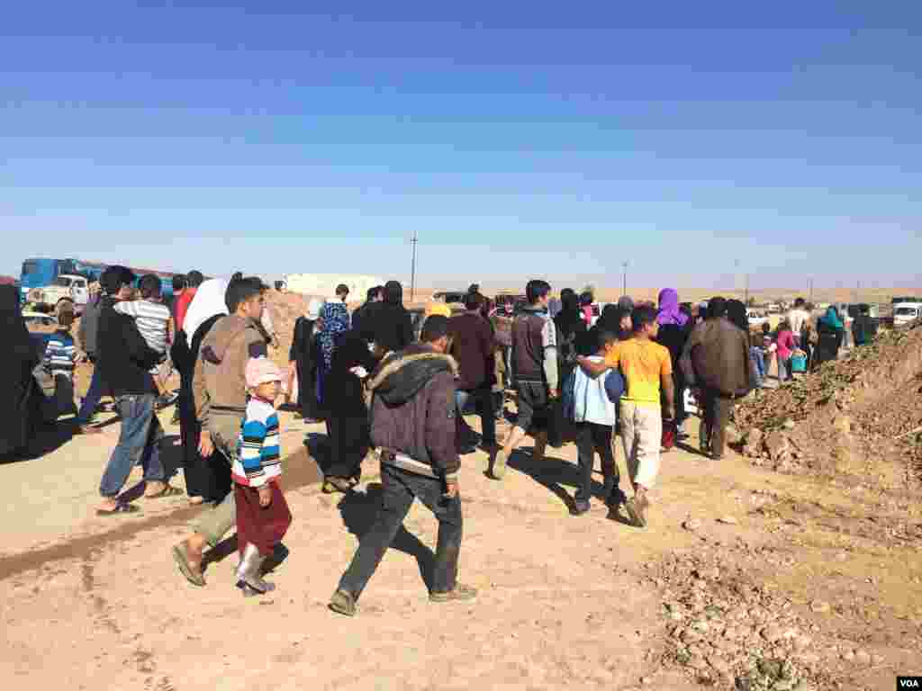 For hours on Thursday crowds of people approached an empty camp, one several either set up or being set up in anticipation of a million newly displaced people from Mosul on Nov. 3, 2016, at the Khazir camp in Kurdish Iraq. (H.Shekha/VOA)