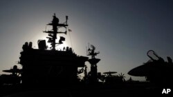 Esta foto de archivo muestra el puente del portaaviones Abraham Lincoln enviado con otros recursos militares de EE.UU. al Medio Oriente, tras indicaciones de que Irán y sus fuerzas aliadas podrían estar preparando un ataque a fuerzas de EE.UU.