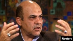 Alireza Akbari, mantan wakil menteri pertahanan Iran, berbicara selama wawancara dengan Khabaronline di Teheran, Iran. (Foto: Khabaronline/WANA via REUTERS)