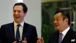 Menteri Keuangan Inggris George Osborne (kiri) didampingi CEO dan pendiri Huawei Ren Zhengfei saat mengunjungi kampus yang terletak di Shenzen, China Selatan (16/10).