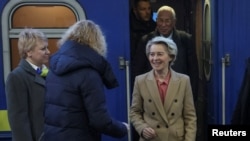 Председатель Еврокомиссии Урсула фон дер Ляйен и председатель Европейского совета Антонио Коста по прибытии на центральный железнодорожный вокзал Киева, 24 февраля 2025 года