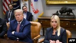 ԱՄՆ նախագահ Դոնալդ Թրամփն ու Ֆլորիդայի գլխավոր դատախազ Փեմ Բոնդին։ Վաշինգտոն, փետրվարի 22, 2018թ․։