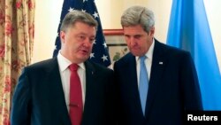 Президент України Петро Порошенко та державний секретар США Джон Керрі. Мюнхен, 13 лютого 2016 року. 