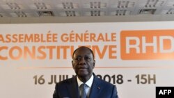 Le président ivoirien Ouattara et le nouveau président du RHDP prent la parole, à Abidjan, le 16 juillet 2018. (Photo: ISSOUF SANOGO /AFP)