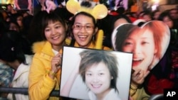 Fans of Chinese singer Li Yu-chun, Super Girl's Voice 2005 winner, show their support during an event in Hong Kong, Dec. 24, 2005, file photo.