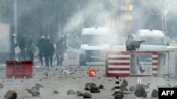 Súng vẫn nổ tại thủ đô Tunis, nhưng với sự hiện diện đông đảo của quân đội, tình hình yên tĩnh dần dần được tái lập tại Tunisia hôm Chủ nhật