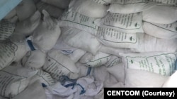 ፎቶ ፋይል፡ በተለምዶ የሚሳኤል ነዳጅ ለማምረት የሚያገለግለው የአሞኒየም ፐርክሎሬት ከረጢቶች በኦማን ባሕረ ሰላጤ ውስጥ በአሜሪካ የባህር ኃይል ኃይሎች በተያዘ የአሳ ማጥመጃ መርከብ ውስጥ በተገኘበት ወቅት፣ ህዳር 2015 ዓ.ም.