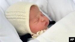 Bayi putri kerajaan yang baru lahir, Charlotte Elizabeth Diana, saat dibawa orangtuanya meninggalkan St. Mary's Hospital, London, (2/5).