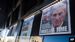 Naslovna strana "Boston Heralda" izložena ispred Muzeja novinarstva u Washingtonu, 23. marta 2019. (Foto: AP/Alex Brandon) 