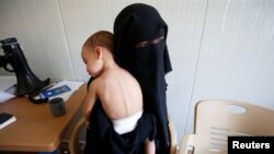 Perempuan warga negara asing istri kombatan ISIS di kamp Al-Alil di selatan Mosul, Irak, 13 September 2017. (Foto: Reuters)