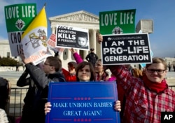 Aktivis anti-aborsi berunjuk rasa di luar Mahkamah Agung AS, selama March for Life di Washington, 18 Januari 2019. (Foto: AP)