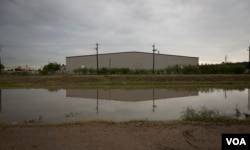 McAllen’s U.S. Border Patrol Processing Center, known by locals as “Ursula,” is a short stroll from Ramon Montoya’s home. Inside, more than 1,000 migrant parents and children were held and later routinely separated since early May. (A. Barros/VOA)