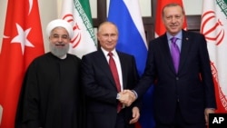 Le président turc Recep Tayyip Erdogan, à droite, son homologue russe Vladimir Putin, au centre, et l'Iranien Hassan Rouhani posent pour les journalistes à Sotchi, Russie, le 22 novembre 2017.