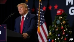 Donald Tramp na mitingu u Ajovi 19. decembra 2023. (Foto: AP/Charlie Neibergall)
