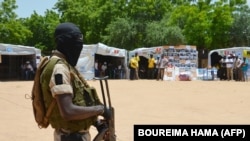 Un soldat nigérian monte la garde dans un camp pour personnes déplacées, abritant quelque 300 000 réfugiés nigérians et déplacés internes par Boko Haram, à Diffa, au Niger, le 17 août 2016. (Photo by BOUREIMA HAMA / AFP)
