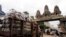 រូបឯកសារ៖ ពលករ​ខ្មែរ​ដឹក​ឥវ៉ាន់​របស់​ពួកគេ​ចេញ​ពី​ប្រទេស​ថៃ នៅ​ឯ​ច្រក​​ព្រំដែន​អន្តរជាតិ​កម្ពុជា​-ថៃ នៅ​ក្រុង​ប៉ោយប៉ែត ​ថ្ងៃទី​១៨ ខែមិថុនា ឆ្នាំ​២០១៤។ (AP Photo/Heng Sinith) 