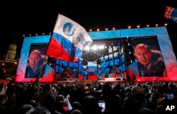 Supporters gather during a rally for Russian President Vladimir Putin near the Kremlin in Moscow, March 18, 2018.