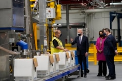 Presiden Joe Biden mengunjungi tempat pembuatan vaksin COVID-19 Pfizer, di Portage, Michigan, Jumat, 19 Februari 2021.