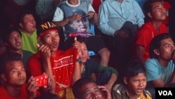 NLD supporters eagerly await election results displayed on a big screen at NLD headquarters in Mandalay. (Photo - D. de Carteret/VOA)
