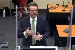 លោក Eric Nelson មេធាវីការពារក្តីលោក Derek Chauvin ថ្លែងនៅក្នុងសវនាការជំនុំជម្រះក្តីលោក Chauvin ពាក់ព័ន្ធនឹងការស្លាប់របស់លោក George Floyd កាលពីថ្ងៃទី ១៨ ខែមេសា ឆ្នាំ ២០២១។