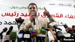 Osama Morsi, putera Presiden Mesir terguling Mohamed Morsi, mengadakan konferensi pers di Kairo hari Senin (22/7).
