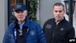 Presiden AS Joe Biden dan putranya Hunter Biden keluar dari sebuah toko buku di Nantucket, Massachusetts, pada 29 November 2024. (Foto: AFP/Mandel Ngan)
