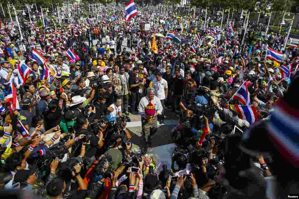 Anti-government protest leader Suthep Thaugsuban (C) pays his respects at the monument of King Rama I during a rally, Bangkok, Thailand, January 5, 2014.
