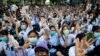 Pengunjuk rasa dan mahasiswa antipemerintah menyambut Menteri Pendidikan Thailand Nataphol Teepsuwan dengan salam tiga jari selama demonstrasi di Bangkok, Thailand 5 September 2020. (Foto: Reuters)