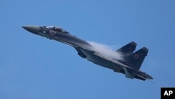 Pesawat jet tempur SU-35 dalam Pameran Dirgantara Paris Air Show ke-50, di Bandara Le Bourget, utara Paris, Kamis, 20 Juni 2013. (Foto: AP)