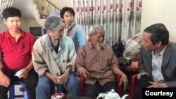 Ông Nguyễn Tường Thụy (phải) trong một lần đến thăm cụ Lê Đình Kình hồi 2018. Cụ Kình nay không còn sống; ông Nguyễn Tường Thụy thì vừa bị tuyên 11 năm tù. (Hình: RFA)