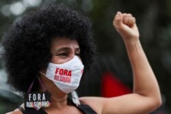 Muchos salieron a la calle a protestar contra el presidente de Brasil, Jair Bolsonaro. La foto muestra a una manifestante en Sao Paulo, Brasil, el 23 de enero de 2021.
