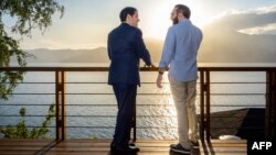 এল সালভাদরের প্রেসিডেন্সি প্রেস অফিস থেকে প্রকাশিত ছবিতে দেখা যাচ্ছে, যুক্তরাষ্ট্রের পররাষ্ট্রমন্ত্রী মার্কো রুবিও ২০২৫ সালের ৩ ফেব্রুয়ারি এল সালভাদরের এল কঙ্গোতে প্রেসিডেন্ট নায়িব বুকেলের সাথে কথা বলছেন।