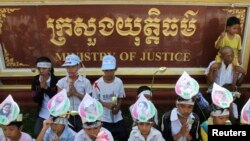 ប្រព័ន្ធ​​​តុលាការ​​​កម្ពុជា​​​កន្លង​​​មក​​​ត្រូវ​​​បាន​​​រិះ​​​គន់​ថា​មាន​ភាព​លម្អៀង​ឬ​រង​សម្ពាធ​ផ្នែក​នយោបាយ និង​ពាក់ព័ន្ធ​នឹង​ការ​​​ប្រព្រឹត្តិ​​​អំពើ​​​ពុក​​​រលួយ ដែល​​​កាត់​​​ក្តី​​​លម្អៀង​​​ទៅ​​​អ្នក​​​មាន​​​ទ្រព្យ​​​សម្បត្តិ​និង​មាន​អំណាច។