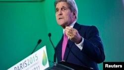 Le secrétaire d'Etat américain John Kerry prononçant un discours lors de la conférence COP21 sur le changement climatique au Bourget, près de Paris, le 9 décembre 2015.