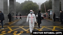 L'entrée du centre provincial du Hubei pour le contrôle et la prévention des maladies en tant que membres de l'équipe de l'Organisation mondiale de la santé (OMS) enquêtant sur les origines du coronavirus Covid-19, visitent l'endroit à Wuhan, centre de la Chine province du Hubei.