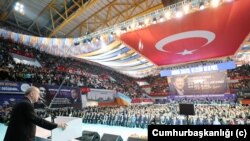 Cumhurbaşkanı Erdoğan, AK Parti'nin İzmir İl Kongresi'nde CHP'yi hedef alarak "İzmir tarihinin en karanlık, bakımsız, perişan dönemini yaşıyor” dedi