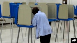 ২০২৪ সালের ২৭ ফেব্রুয়ারি, মিশিগানের ডেট্রয়েটে ডেমোক্র্যাট ও রিপাবলিকান দলের প্রাইমারি নির্বাচনের সময় এক ব্যক্তি ব্যালট পূরণ করছেন।