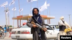 Sejumlah anggota kelompok militan Taliban terlihat di Kota Ghazni, Afghanistan, 14 Agustus 2021. (Foto: Reuters)