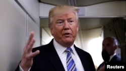 FILE - Presiden Donald Trump berbicara dengan wartawan di pesawat kepresidenan Air Force One di pangkalan udara Andrews di luar Washington, AS, 13 Mei 2017.