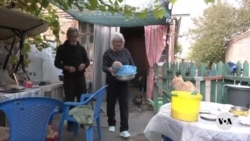 Ukrainian couple takes care of abandoned animals despite shelling