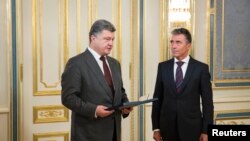 Ukraine's President Petro Poroshenko (L) speaks with NATO Secretary General Anders Fogh Rasmussen during their meeting in Kyiv, August 7, 2014.